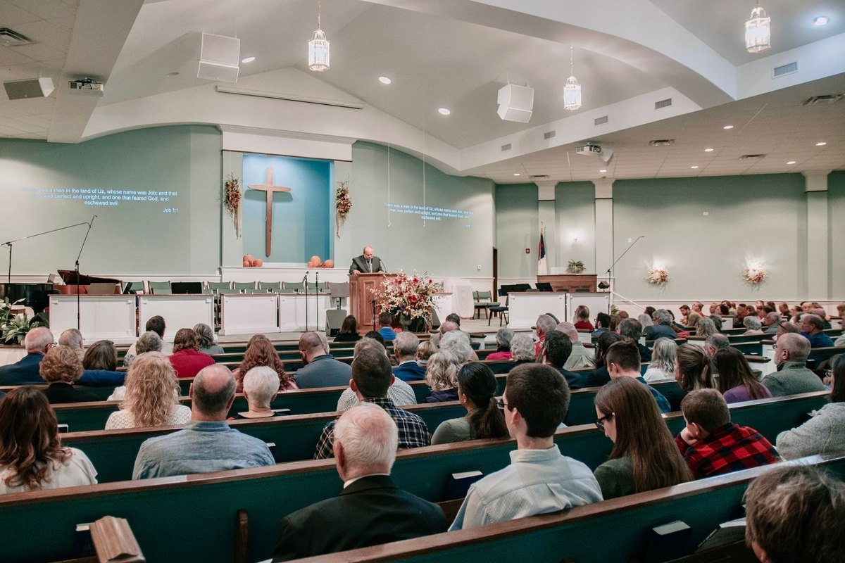 Un pastor predica desde el púlpito ante la congregación en un templo evangélico